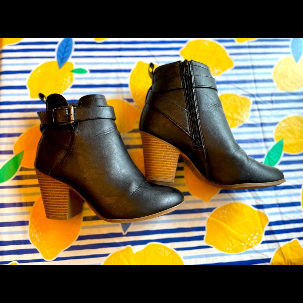 Black and tan boots size 7.5W